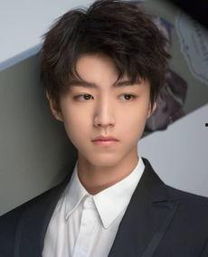 粉丝爆料王俊凯杨幂视频,甜蜜互动引网友热议